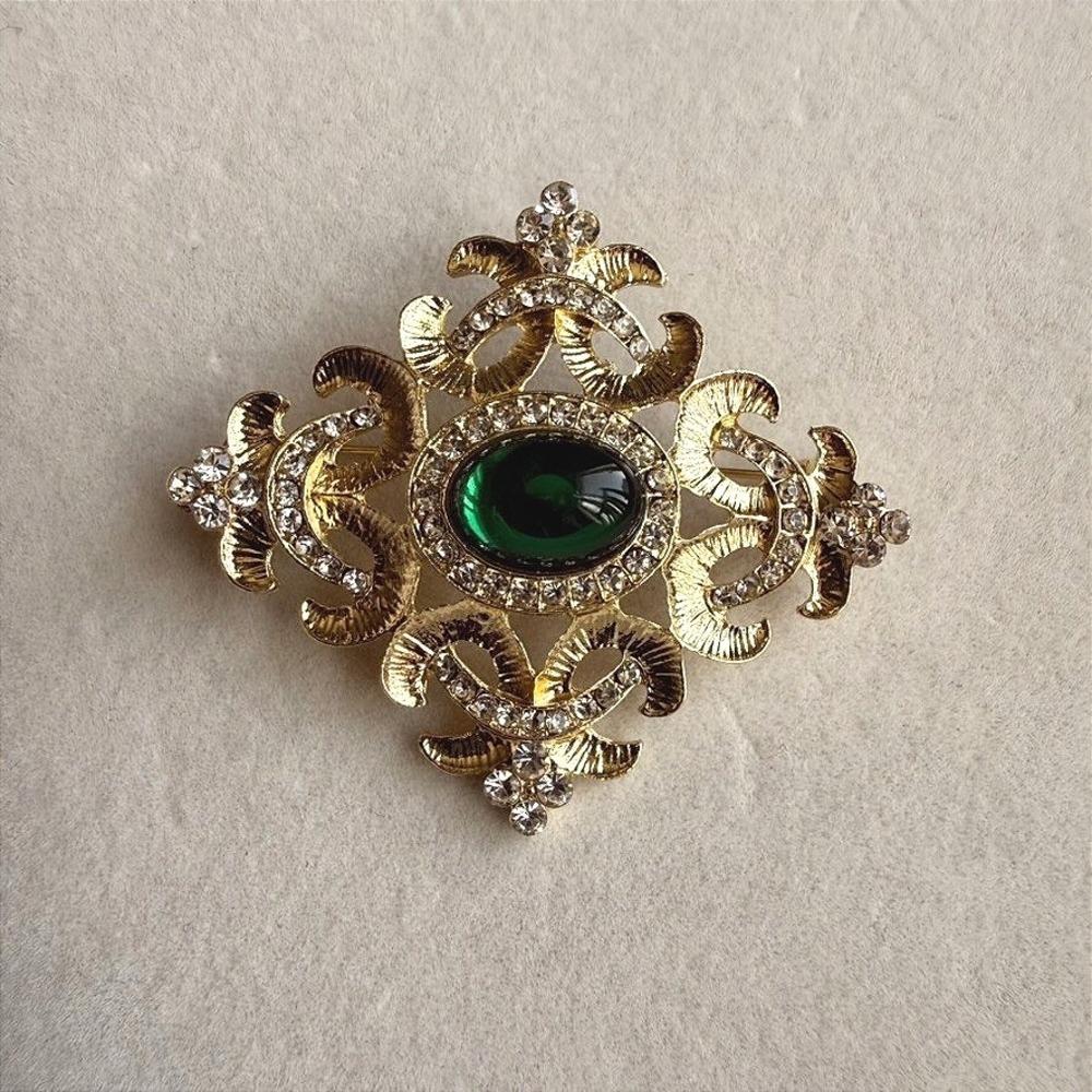 Retro Emerald Green Oval Cabochon Brooch Gold Tone Rhinestone Statement Pin